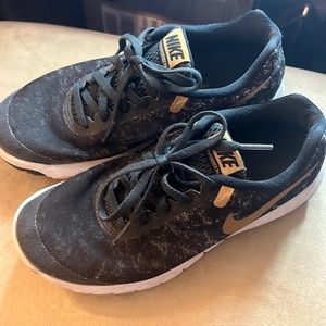 Cute Nike black with gold details